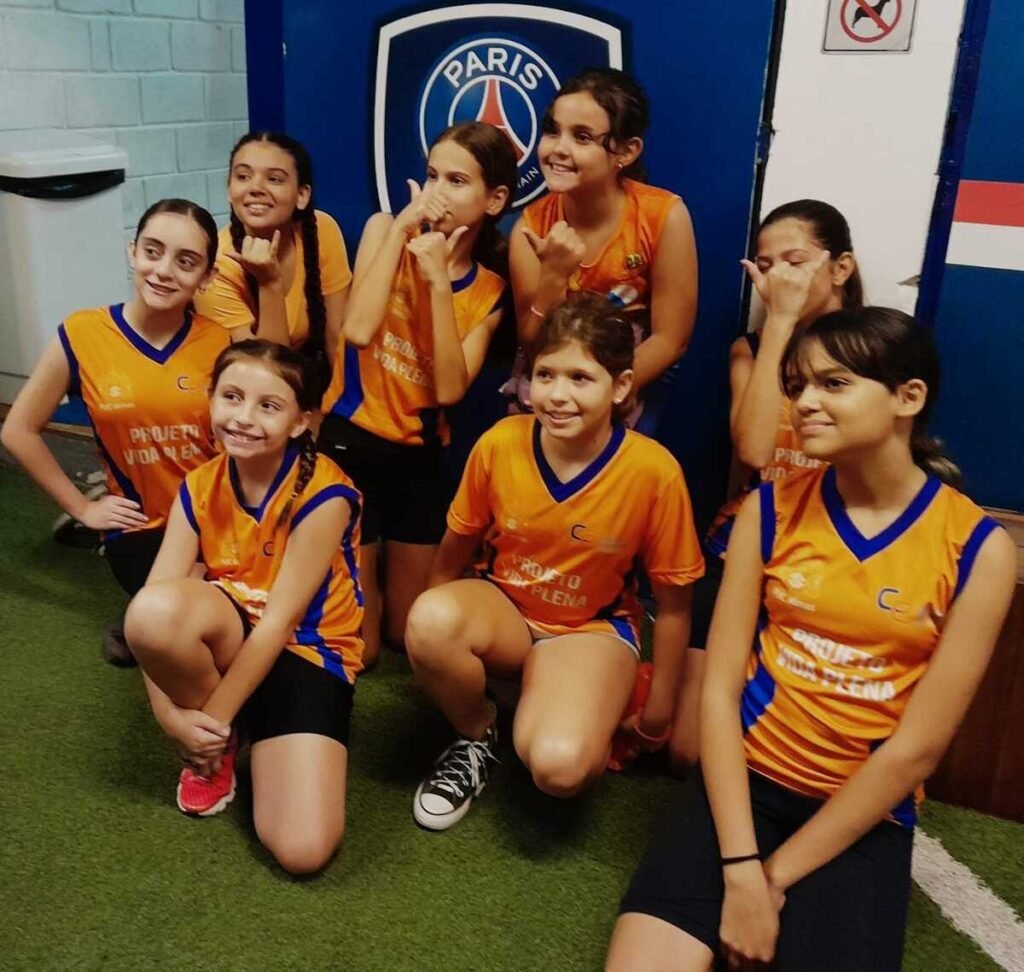 Time feminino infantil reunido no projeto Social PUC Coreu
