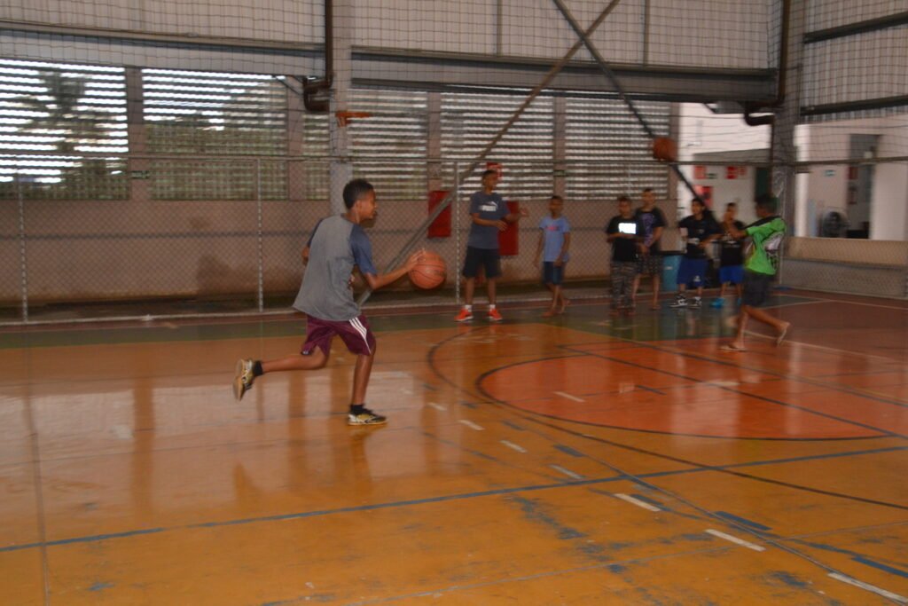 Jovens jogando basquete no projeto Social Serra
