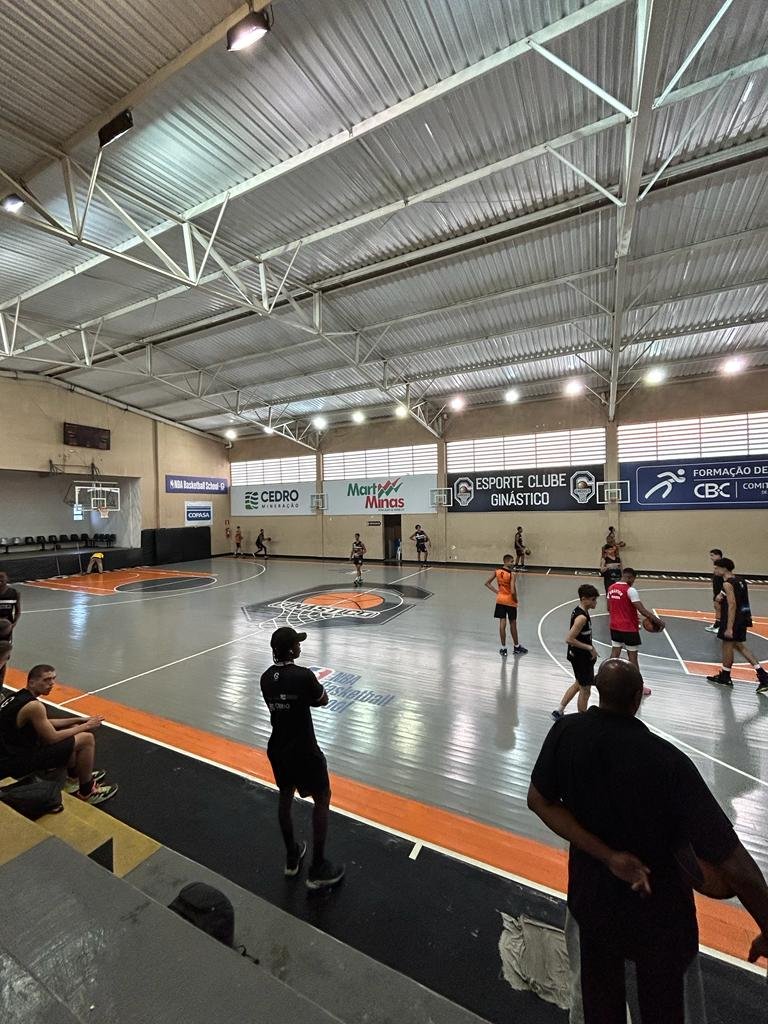 Foto do Campo de Treinamento do Ginástico. Algumas crianças jogando basquete.