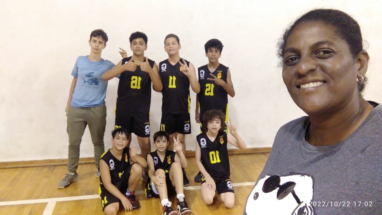 Foto de professora e alunos do projeto Aguios Nova Cintra