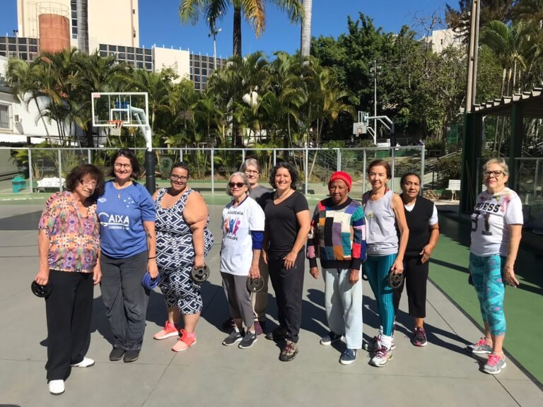 Mais uma foto do projeto Academia da Cidade, e as participantes juntas