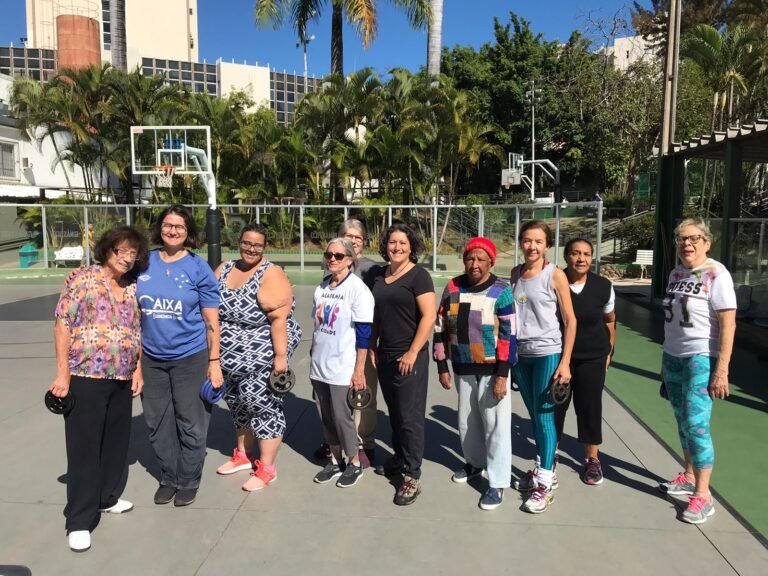 Fotos de Idosas juntas, tirando foto no projeto Academia da Cidade
