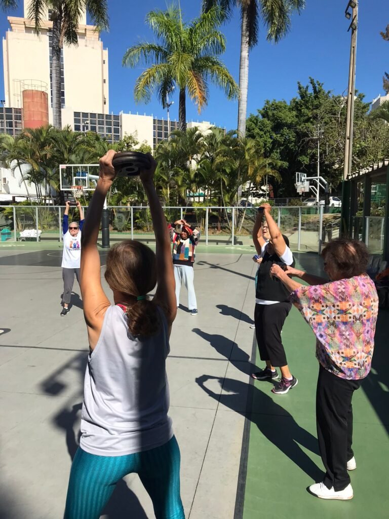Fotos de 5 Idosas fazendo exercício no projeto Academia da Cidade