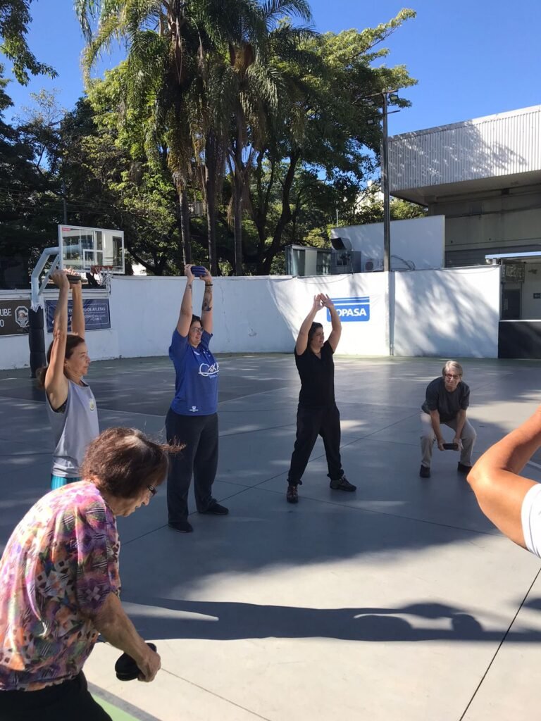 Idosas juntas, exercitando-se no projeto Academia da Cidade
