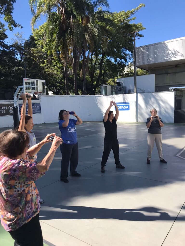 Fotos de Idosas levantando com suas mãos alguns pesos, no projeto Academia da Cidade