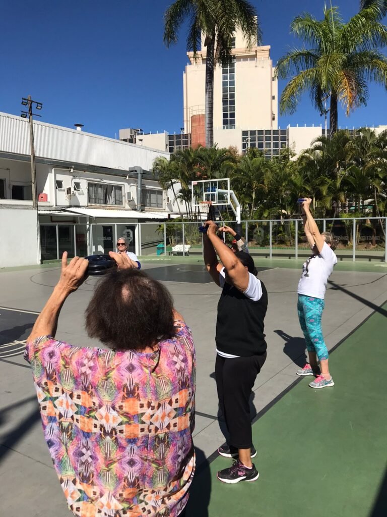Fotos de Idosas fazendo exercício no projeto Academia da Cidade