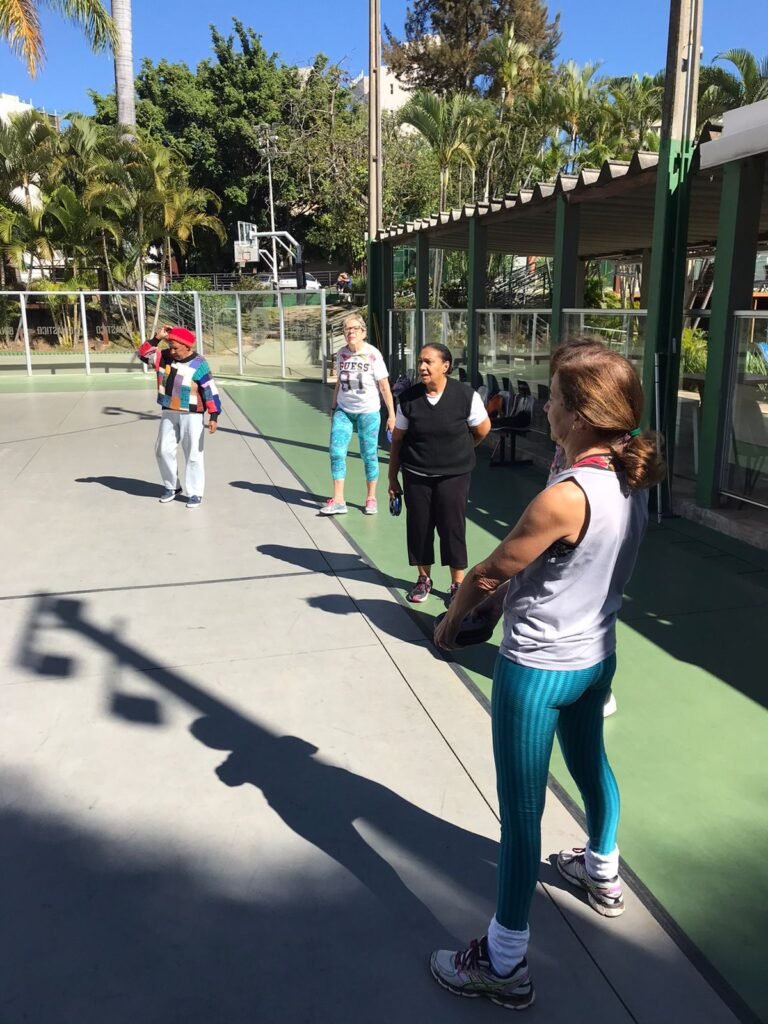 Idosas juntas fazendo exercicios