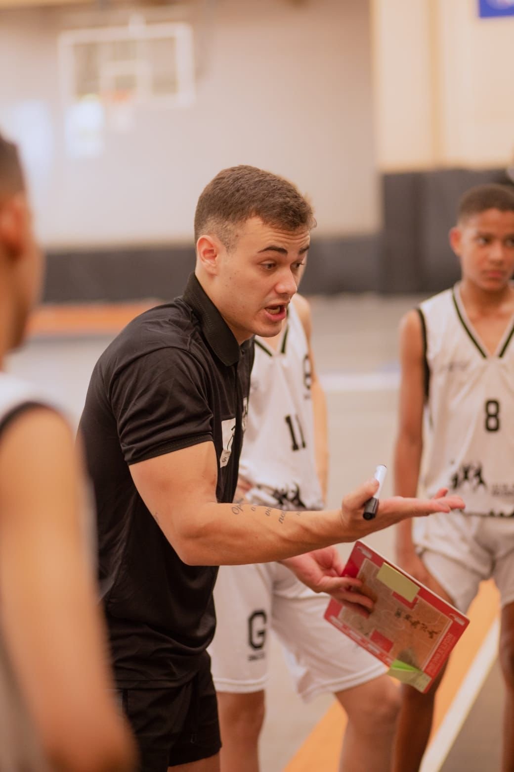 Professor explicando sua estratégia com um caderno na mão