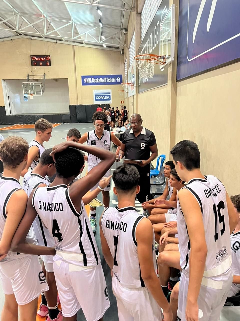 Foto de jovens discutindo na Escola de Basquete