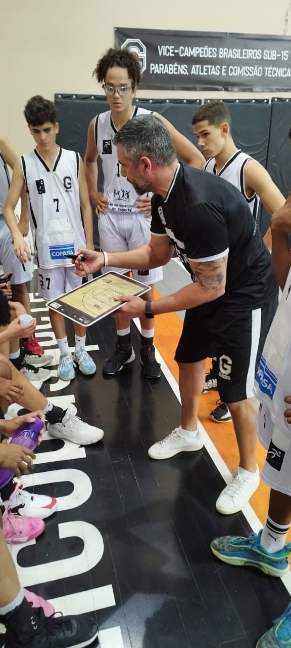 Professor apresentando com um caderno e uma caneta sua estratégia.