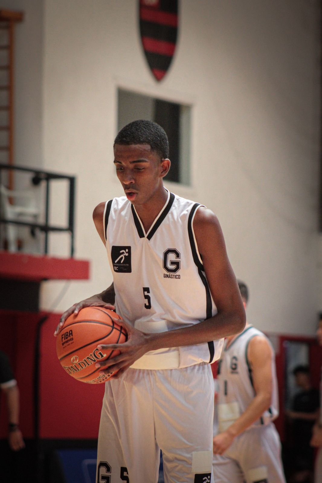 Jovem jogando basquete na quadra