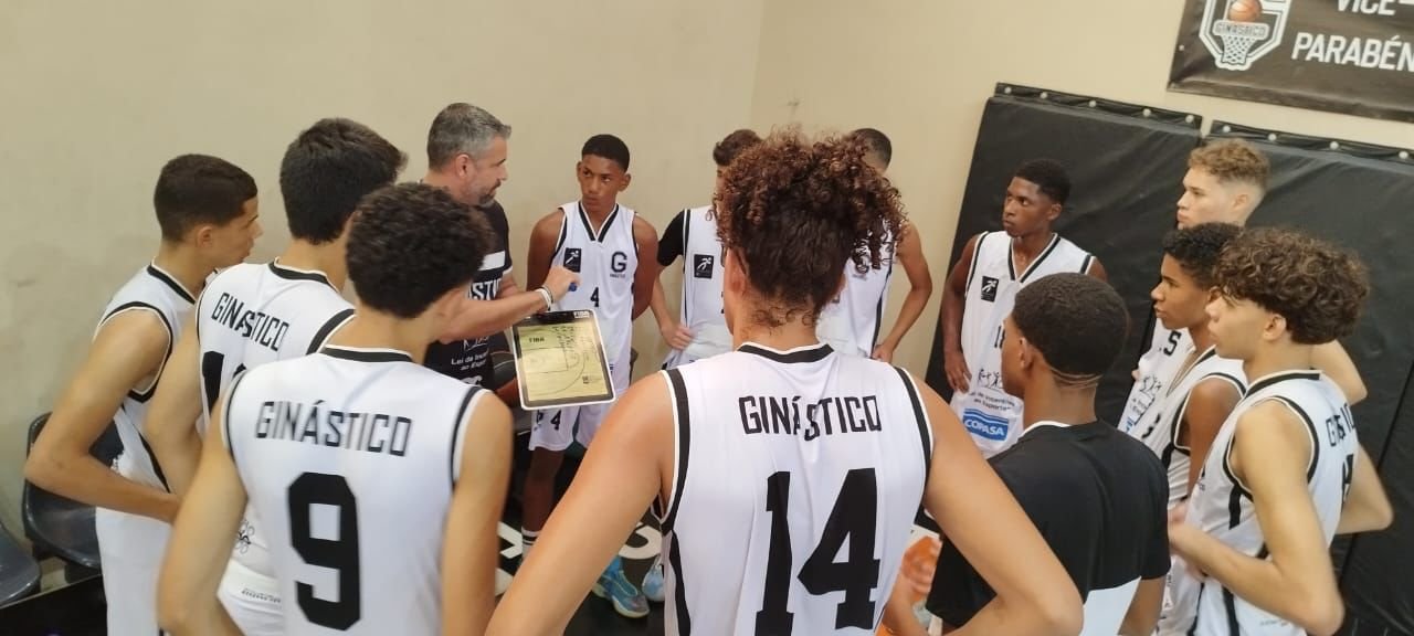 Foto de professor ensinando na Escola de Basquete