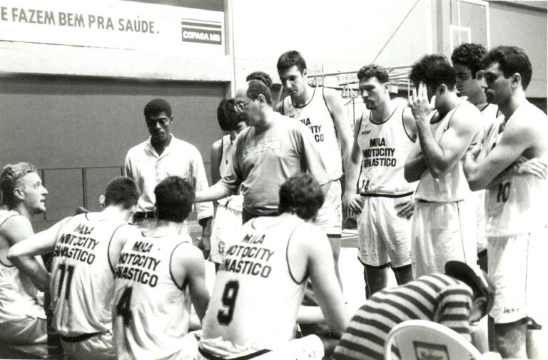 Time discutindo estratégias de basquete para vencer o adversário
