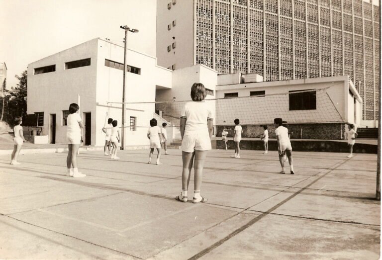 Crianças no espaço do Esporte Clube Ginástico por volta dos anos 80