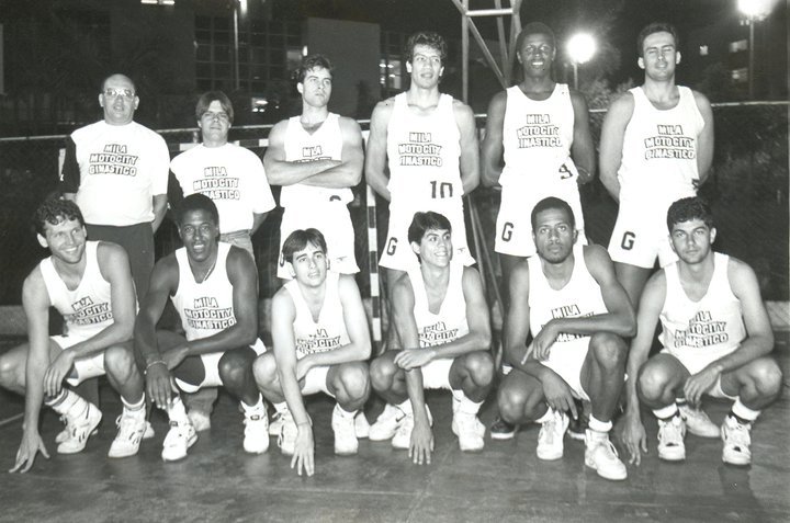Foto antiga do time de basquete do Ginástico, por volta de 1960