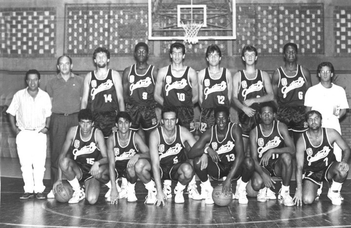 Foto antiga do time de basquete, meados de 1950