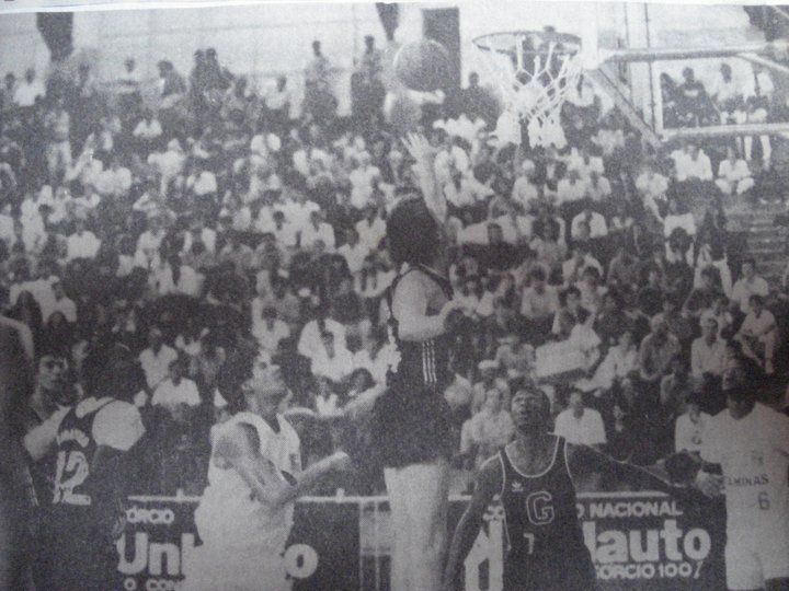 Jovem fazendo lançamento em cesta de basquete