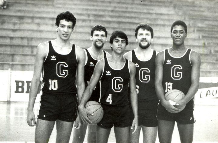 5 Jovens reunidos para foto, 2 seguram bolas de basquete