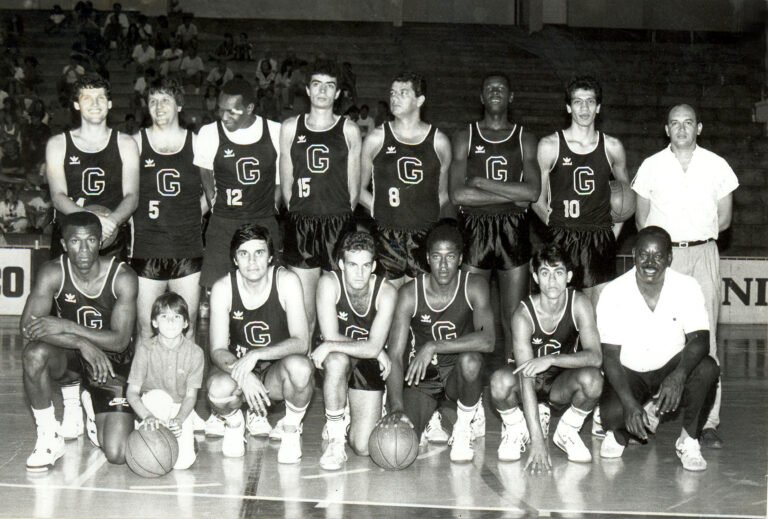 Foto antiga de Todo o time do Esporte Clube Ginástico Reunido para uma foto, cerca de 1960