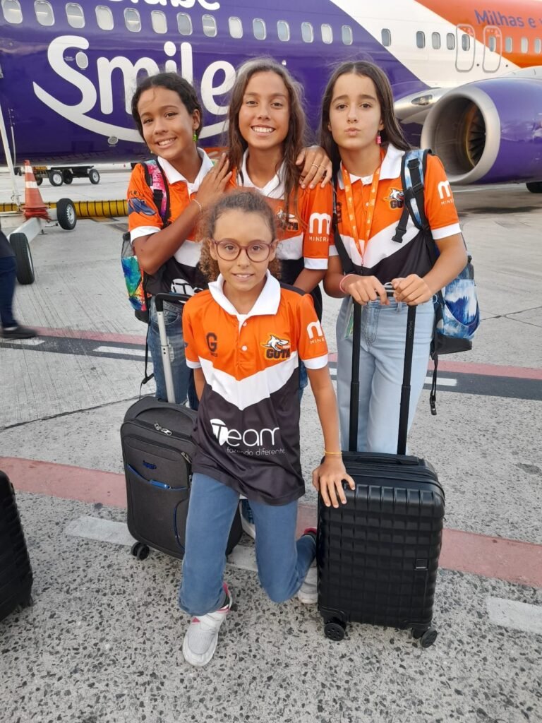 Time de Natação do Esporte Clube Ginástico voltando de viagem