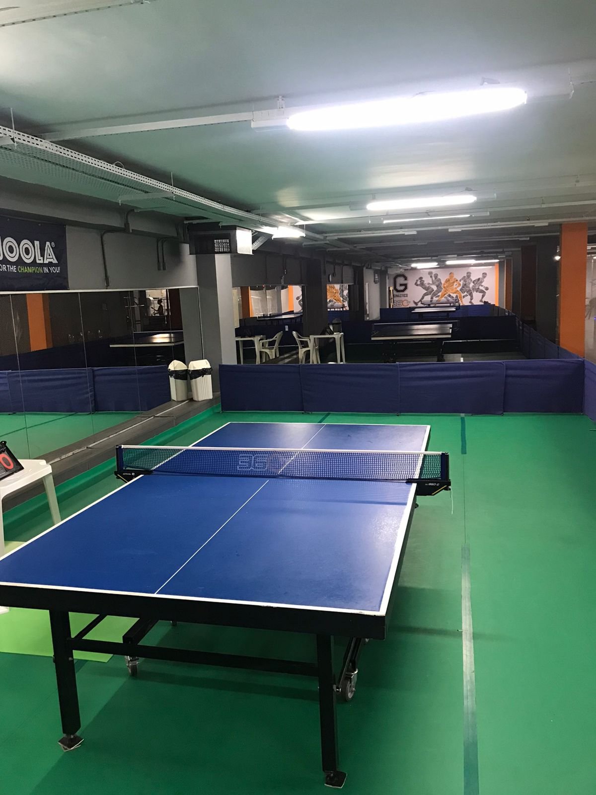 Imagem de uma mesa de Tênis dentro do espaço do Esporte Clube Ginástico