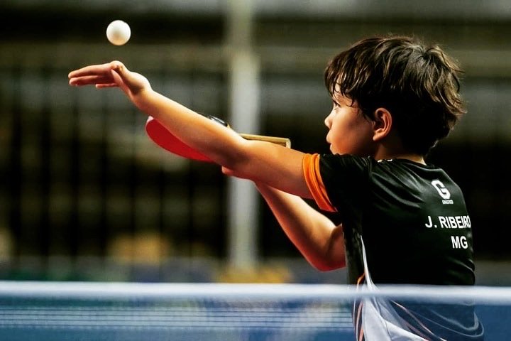 Jovem jogando Tênis de mesa