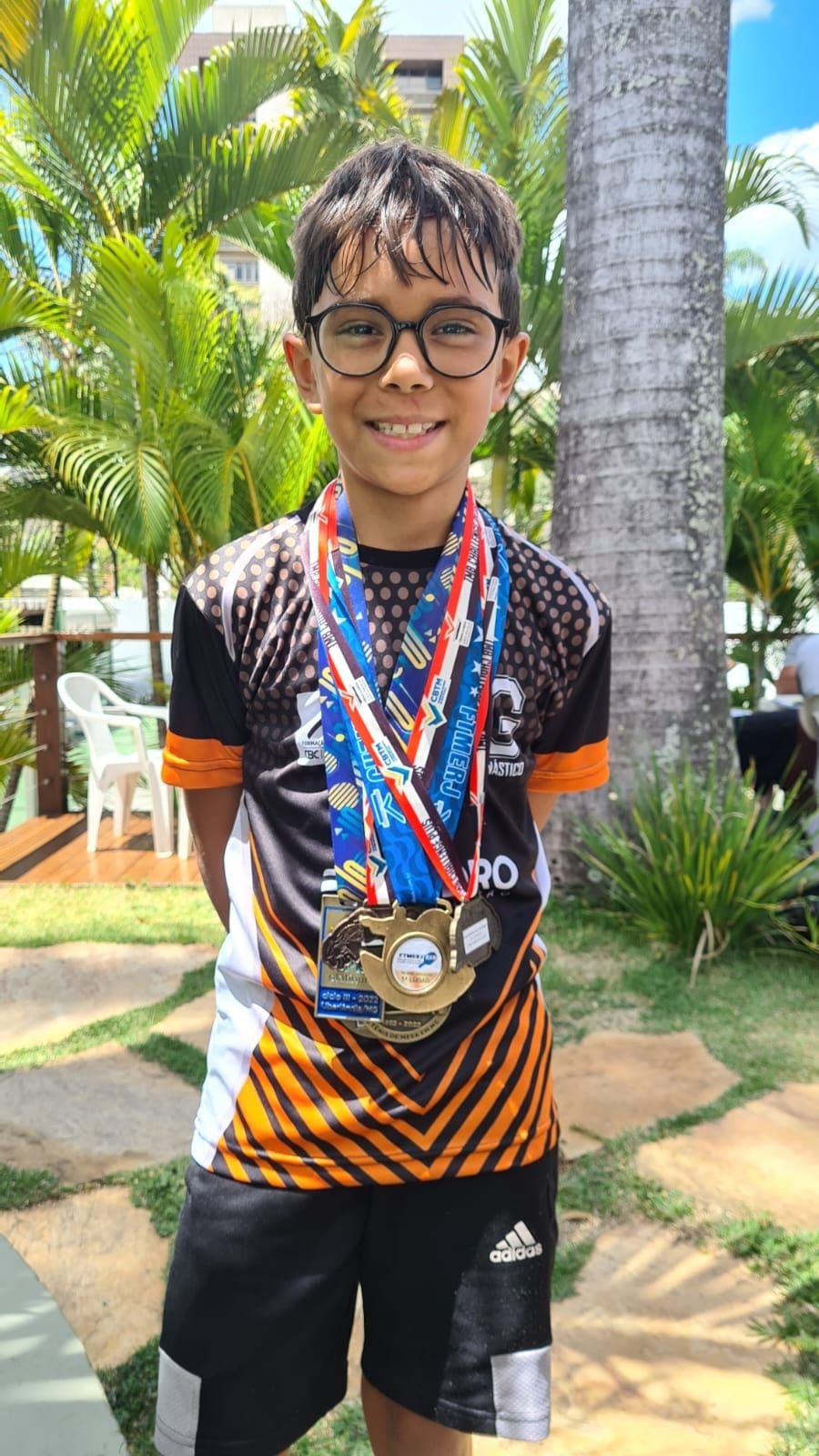 Jovem Campeão de Tênis de Mesa com medalhas