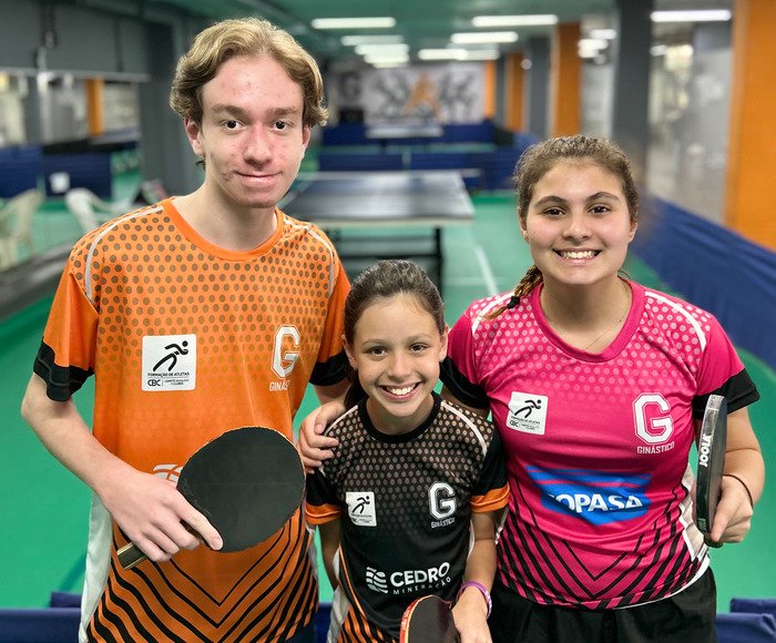 Time tênis de mesa reunido para uma foto