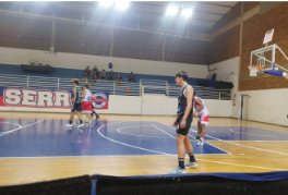 Jovens jogando basquete em quadra no Espaço do Esporte Clube Ginástico, projeto formador de Talentos 4